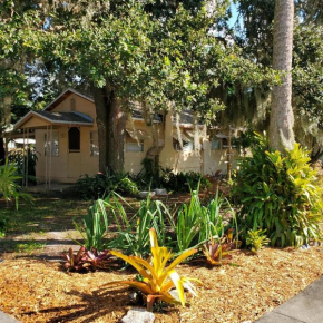1 Beige Cozy Bungalow or 1 White Cozy Efficiency Cottage in Titusville